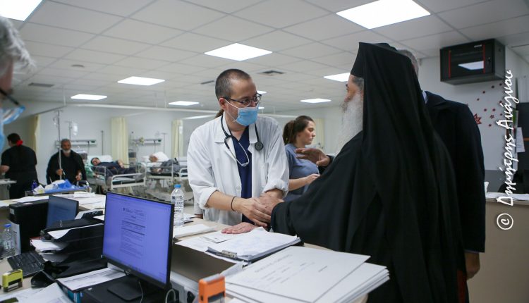 Ο-Μητροπολίτης-Φθιώτιδος-κοντά-σε-ασθενείς-και-προσωπικό-του-Γενικού-Νοσοκομείου-Λαμίας-την-παραμονή-Χριστουγέννων