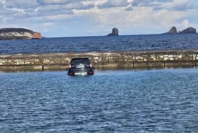 Πάρος:-Αυτοκίνητο-έπεσε-στη-θάλασσα-και-βυθίστηκε-–-Ο-οδηγός-ξέχασε-να-σηκώσει-το-χειρόφρενο,-δείτε-το-βίντεο