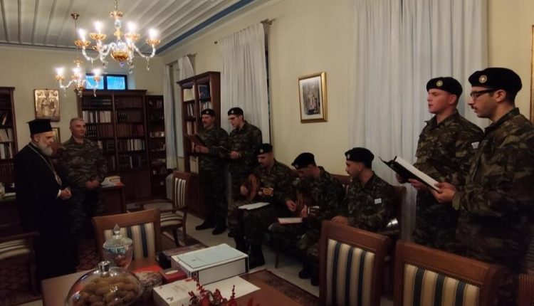 Ευχές-και-κάλαντα-από-στρατιώτες-του-ΚΕΣΝ-στον-Θεσσαλιώτιδος-Τιμόθεο-παραμονή-των-Χριστουγέννων