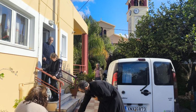 Χριστουγεννιάτικα-δέματα-αγάπης-μοίρασε-η-Ιερά-Μητρόπολη-Κυδωνίας