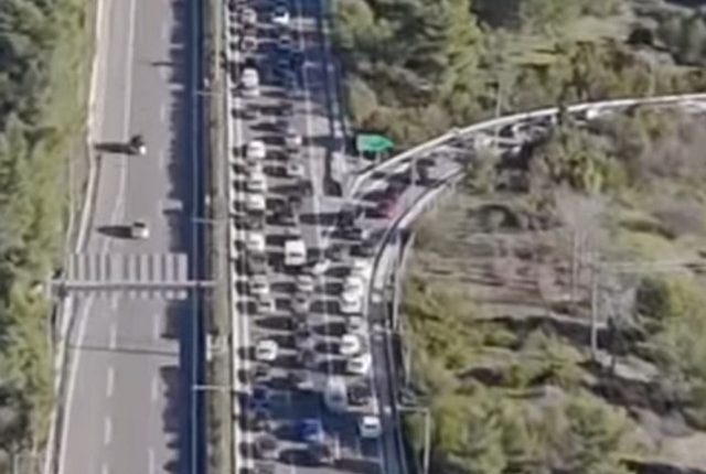 Συνεχίζονται-τα-προβλήματα-στην-επιστροφή-των-εκδρομέων:-Ουρές-χιλιομέτρων-σε-Κάστρο-και-Μαρτίνο-–-Δείτε-βίντεο