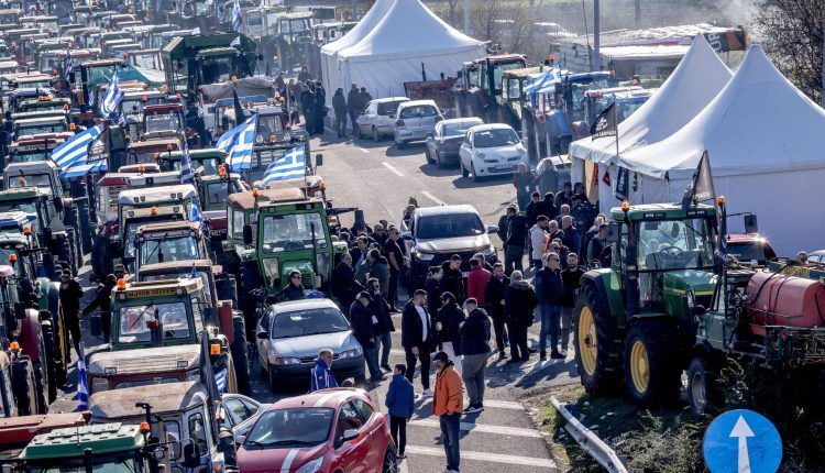 Στα-δύο-κόβεται-η-Ελλάδα-με-αποκλεισμούς-και-παρακαμπτήριων:-Οι-αγρότες-έκλεισαν-επ’-αόριστον-την-Εθνική-Αντιρρίου-–-Ιωαννίνων-–-ertnews.gr