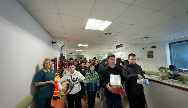 Μαθητές-μετέφεραν-το-μήνυμα-των-Χριστουγέννων-σε-κοινωνικές-δομές-του-Μεσολογγίου-και-του-Αγρινίου