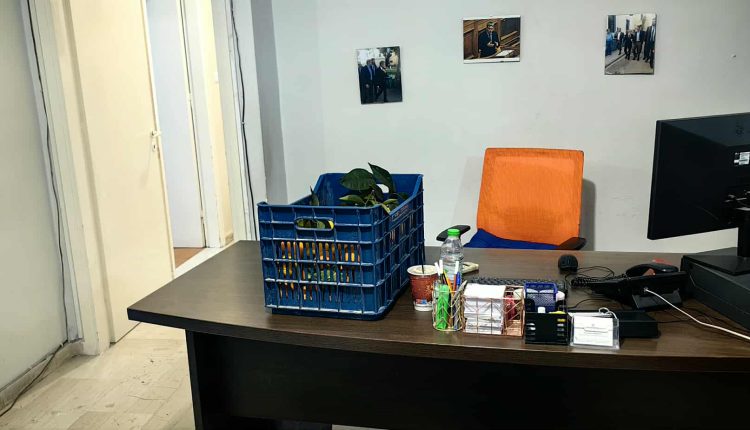 Πορεία-αγροτών-στο-Αγρίνιο-–-Άφησαν-πορτοκάλια,-σανό-και-κοπριά-σε-γραφεία-πολιτικών-–-ertnews.gr