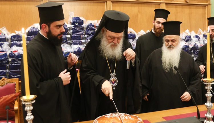 Ιερά-Σύνοδος:-Η-κοπή-της-Πρωτοχρονιάτικης-πίτας-και-η-ευχή-του-Αρχιεπισκόπου