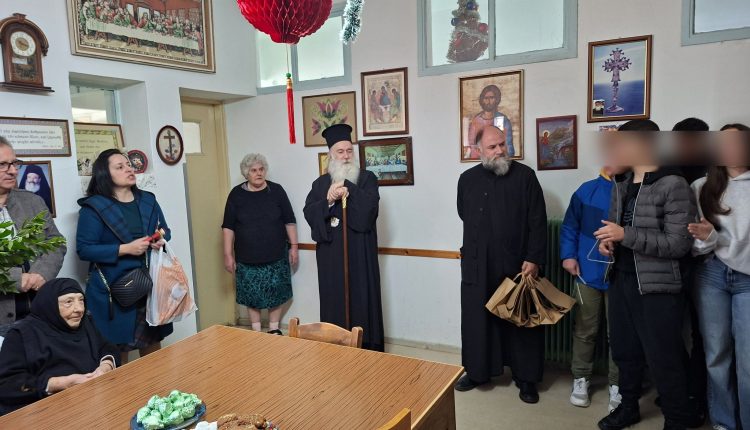 Ο-Κορίνθου-Παύλος-μαζί-με-μαθητές-επισκέφθηκαν-το-Γηροκομείο-«Οίκος-Αγίας-Ελένης»