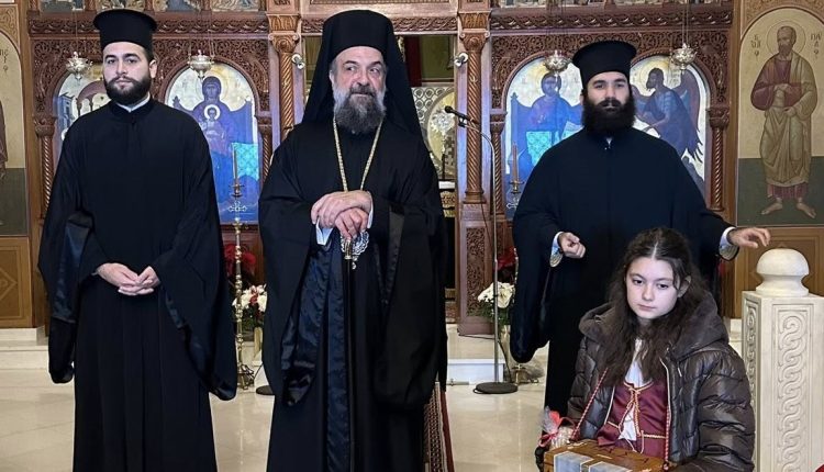 Η-κοπή-της-Αγιοβασιλόπιτας-της-Ιεράς-Μητροπόλεως-Θήρας