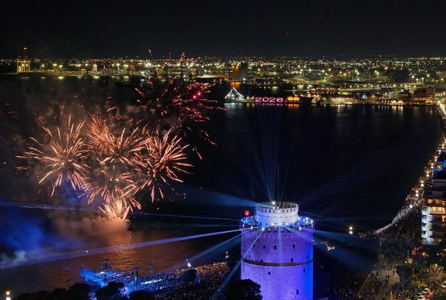 Η-Θεσσαλονίκη-καλωσόρισε-τη-νέα-χρονιά-με-εντυπωσιακό-laser-show,-χορευτική-μουσική-και-χιλιάδες-κόσμου-στο-Λευκό-Πύργο