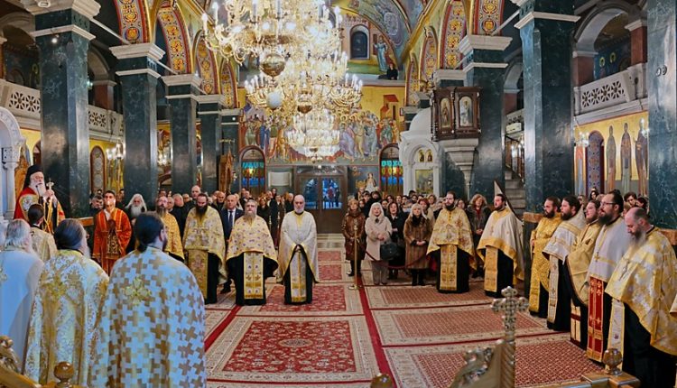 «Από-Θεού-άρχεσθε»:-Πλήθος-πιστών-για-την-αλλαγή-του-χρόνου-στον-πολιούχο-Βεροίας