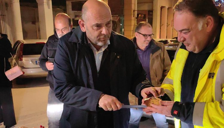 Πάτρα:-Ο-υφυπουργός-Πολιτισμού-Ι-Φωτήλας-δίπλα-στους-αστυνομικούς-που-άλλαξαν-τη-χρονιά-στην-υπηρεσία-του-πολίτη-–-ertnews.gr