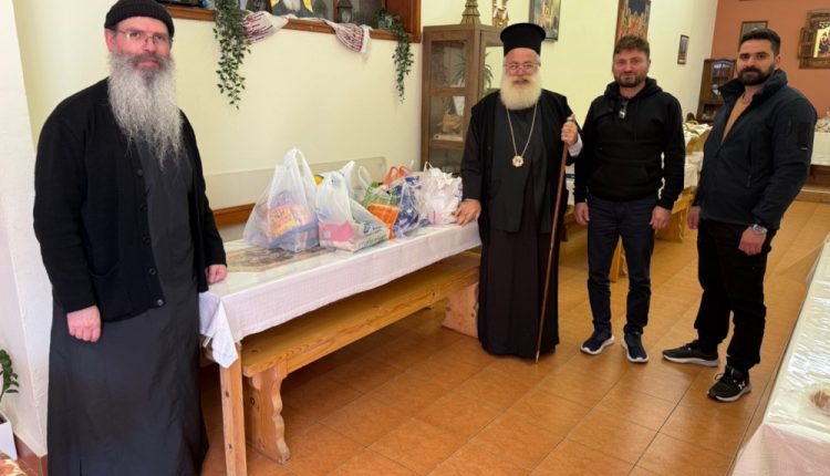 Τρόφιμα-και-είδη-πρώτης-ανάγκης-για-απόρους-παραδόθηκαν-από-αστυνομικούς-της-Ιεράπετρας-στον-Μητροπολίτη-Κύριλλο