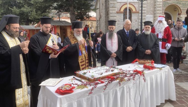 Κοπή-πρωτοχρονιάτικης-πίτας-του-Δήμου-Καλαβρύτων-από-τον-Μητροπολίτη-Ιερώνυμο