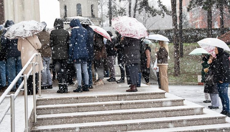 Βελιγράδι:-Η-χιονόπτωση-δεν-πτόησε-τους-πιστούς-από-το-να-τιμήσουν-την-Ημέρα-του-Πατέρα