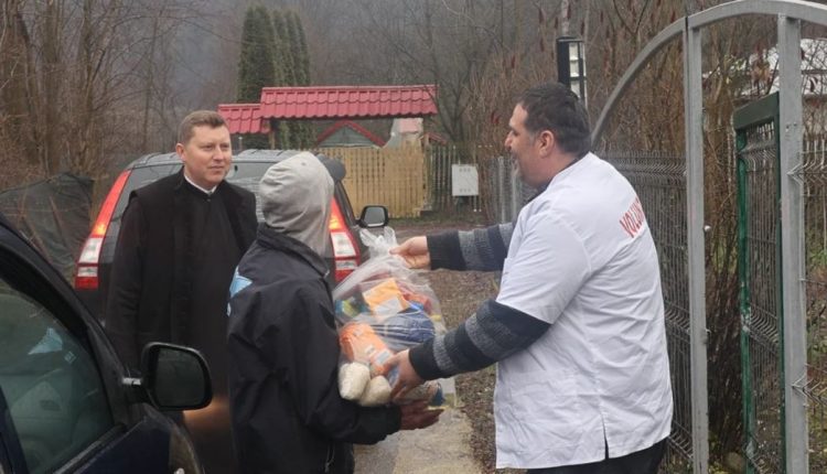 Πατριαρχείο-Ρουμανίας:-40-οικογένειες-έλαβαν-πακέτα-αγάπης-από-Εθελοντές