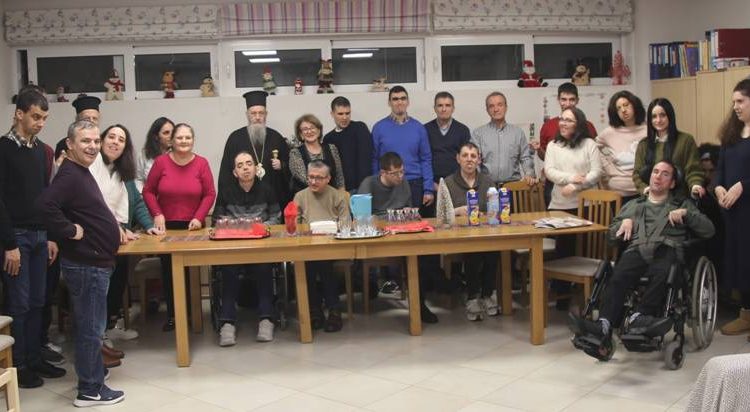 Ο-Μητροπολίτης-Ναυπάκτου-σε-στέγη-της-Αλκυόνης