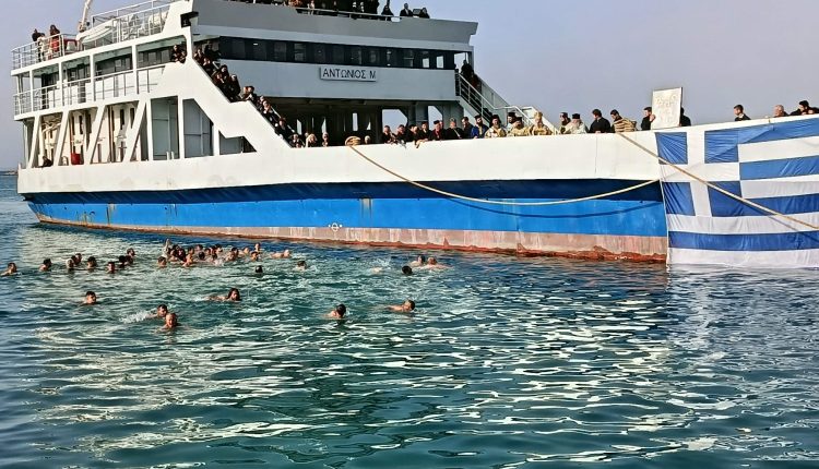 Πάτρα:-Τριάντα-κολυμβητές-βούτηξαν-για-τον-Τίμιο-Σταυρό-–-ertnews.gr