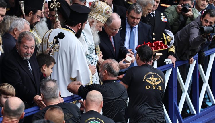 ΠΕΙΡΑΙΑΣ:-Ο-Αγιασμός-των-Υδάτων-στο-πρώτο-λιμάνι-της-χώρας