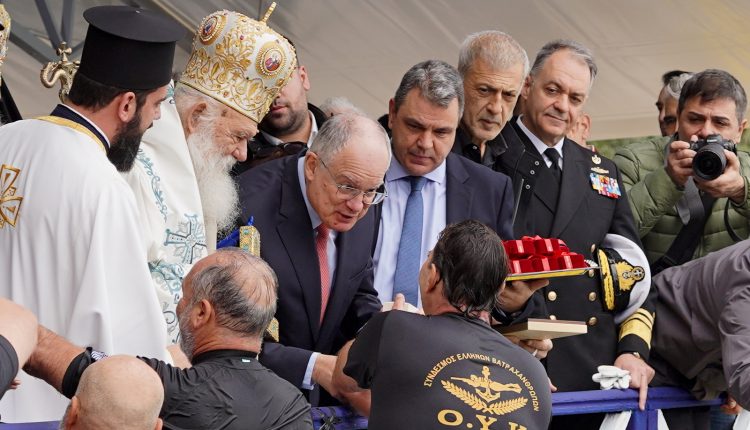 Παρουσία-του-Προέδρου-της-Ελληνικής-Δημοκρατίας,-ο-Αρχιεπίσκοπος-Ιερώνυμος-τέλεσε-τον-Αγιασμό-των-υδάτων-στο-πρώτο-λιμάνι-της-χώρας