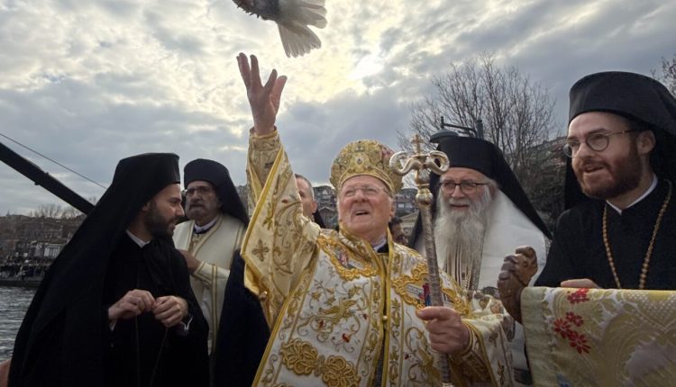 mε-την-παρουσία-χιλιάδων-προσκυνητών-ο-εορτασμός-των-Θεοφανείων-στο-Φανάρι-(ΦΩΤΟ&ΒΙΝΤΕΟ)