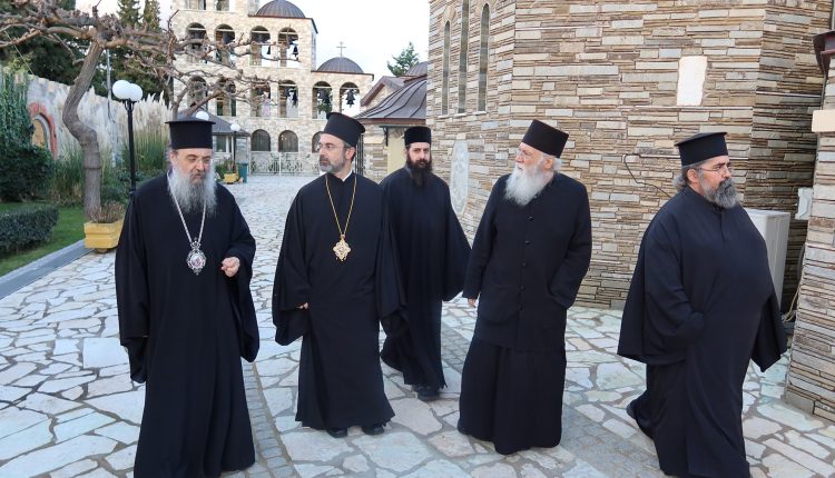Οι-Μητροπολίτες-Πατρών-και-Ιρλανδίας-στην-Μονή-Τρικόρφου