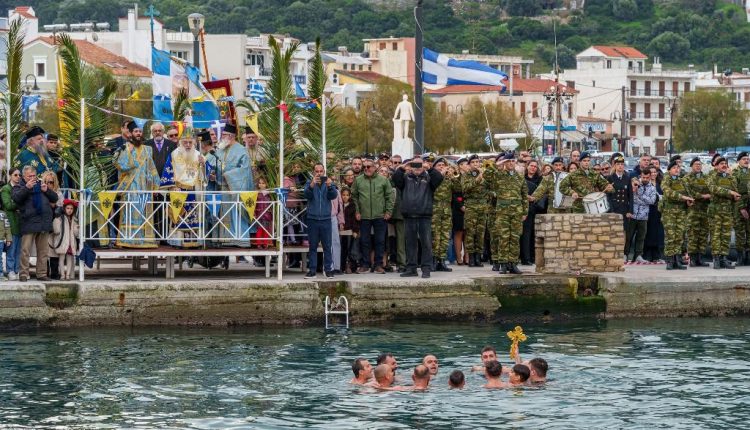 Με-λαμπρότητα-εορτάσθηκαν-τα-Άγια-Θεοφάνεια-στα-ακριτικά-μας-νησιά