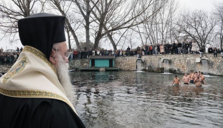 Με-λαμπρότητα-εορτάσθηκε-στην-Ιερά-Μητρόπολη-Δράμας-η-μεγάλη-Δεσποτική-εορτή-των-Θεοφανείων