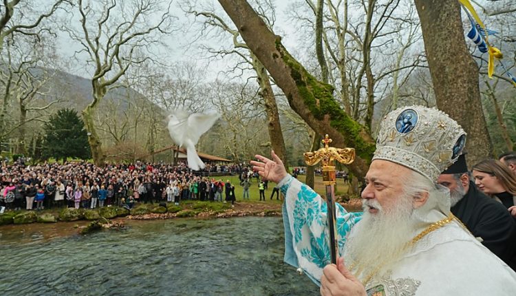 Με-λαμπρότητα-ο-καθαγιασμός-των-υδάτων-στη-Νάουσα,-την-Αλεξάνδρεια-και-την-τεχνητή-λίμνη-του-Αλιάκμονα