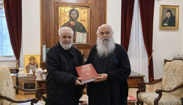 Επίσημη-παράδοση-του-τόμου-“Μελουργία.-Ἡ-Θεία-Λειτουργία”,-στον-Αρχιεπίσκοπο-Κύπρου