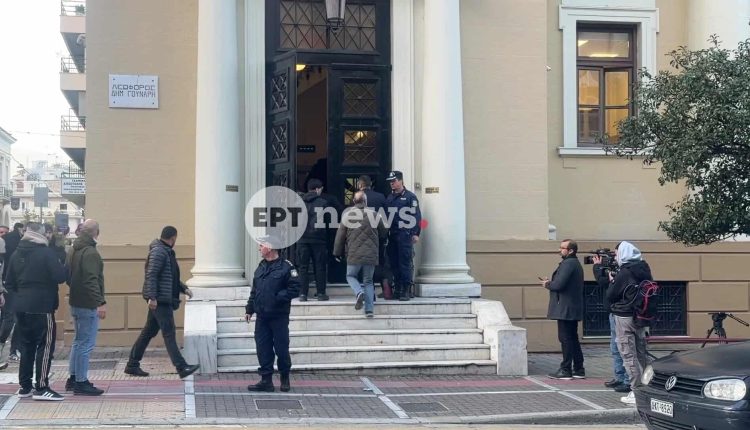 Ένταση-στα-δικαστήρια-της-Πάτρας:-Απολογούνται-οι-τέσσερις-για-τον-ξυλοδαρμό-του-30χρονου-–-Συγγενείς-του-νεκρού-έκλεισαν-τον-δρόμο-–-ertnews.gr