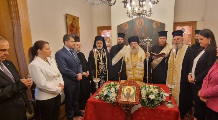 Ο-Μητροπολίτης-Κηφισίας-και-η-Νίκη-Κεραμέως-στην-κοπή-βασιλόπιτας-στο-Επισκοπικό-Μέγαρο