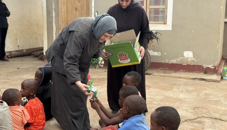 Γάλα-για-τα-μικρά-παιδιά-στο-Ιεραποστολικό-Κέντρο-της-Ιεράς-Μητροπόλεως-Αρούσας