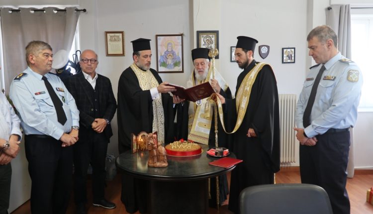 Την-Αγιοβασιλειόπιτα-των-Αστυνομικών-Υπηρεσιών-Περιφέρειας-Ν.-Αιγαίου-ευλόγησε-ο-Σύρου-Δωρόθεος