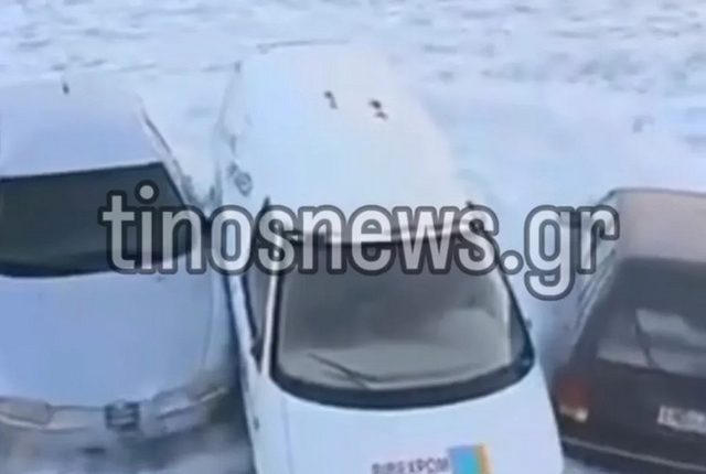 Χαμός-από-την-κακοκαιρία-στην-Τήνο-–-Τα-κύματα-κάλυψαν-το-λιμάνι-και-παρέσυραν-αυτοκίνητα