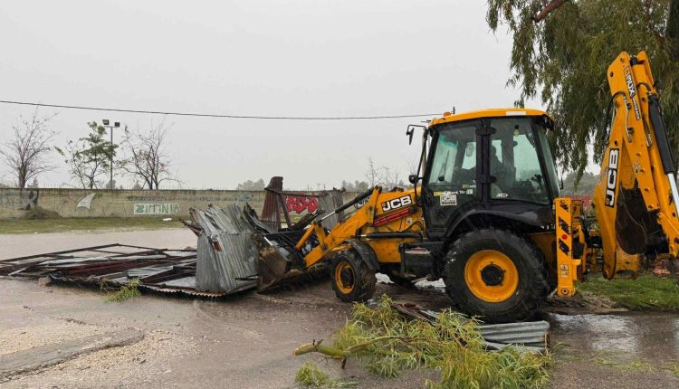 Η-επόμενη-μέρα-της-κακοκαιρίας-στο-Μεσολόγγι-–-tέντες-ξηλώθηκαν,-δέντρα-ξεριζώθηκαν,-ζημιές-σε-καταστήματα-–-ertnews.gr