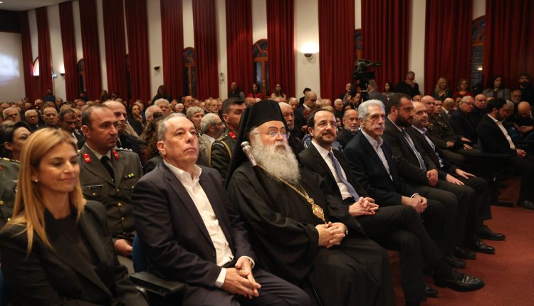 Ο-Αρχιεπίσκοπος-Κύπρου-και-ο-Νίκος-Χριστοδουλίδης-σε-εκδήλωση-προς-τιμήν-των-αγωνιστών-της-τουρκοανταρσίας-1963-’64