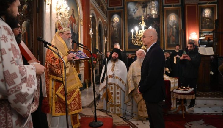 Ο-Μητροπολίτης-Πατρών-και-ο-Νίκος-Δένδιας-στην-κοπή-πίτας-του-Επιμελητηρίου-Αχαΐας