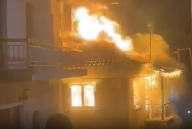 Θεσσαλονίκη:-Πυρκαγιά-σε-σπίτι-στον-Σοχό,-αναζητείται-μια-89χρονη-γυναίκα-–-Δείτε-βίντεο