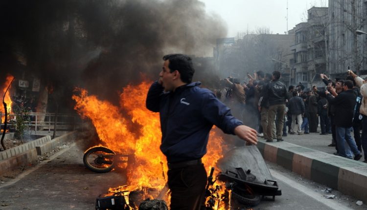 «Φλέγεται»-το-Ιράν:-Ομάδα-ακτιβιστών-κάνει-λόγο-για-πάνω-από-500-νεκρούς-στις-διαδηλώσεις