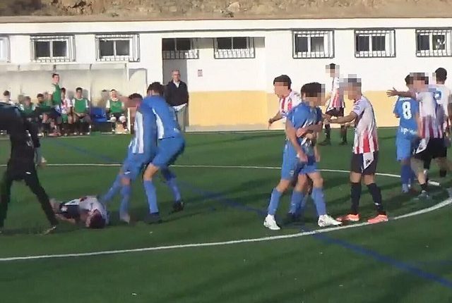 Χάος-σε-αγώνα-Νέων-στην-Ανδαλουσία-–-Ξυλοδαρμός-παίκτη,-εισβολή-γονέων-και-διακοπή-του-αγώνα