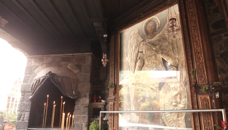 Ντοκιμαντέρ-–-Με-χώμα-και-αίμα…