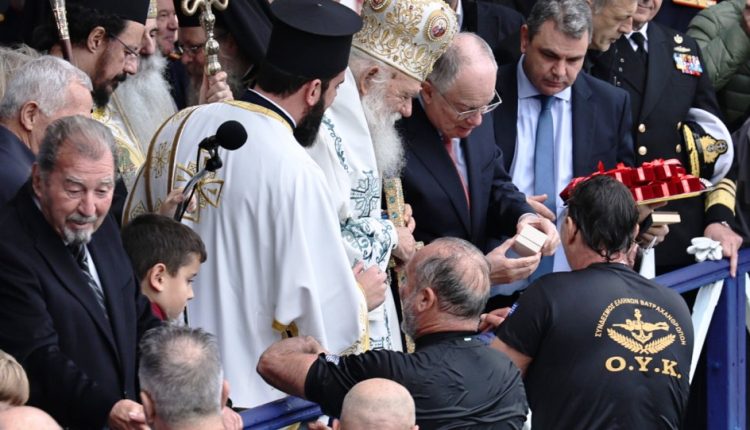 Θεοφάνια:-με-λαμπρότητα-ο-εορτασμός-στον-Πειραιά,-παρουσία-του-ΠτΔ