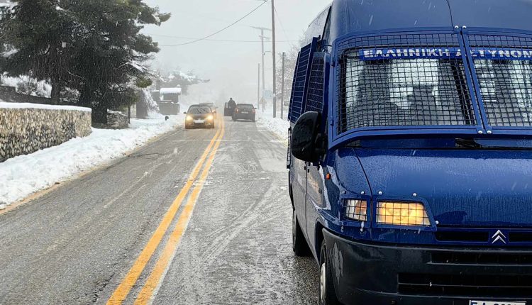 Έντονη-χιονόπτωση-στα-Καλάβρυτα-–-Με-αλυσίδες-η-κίνηση-στο-ορεινό-δίκτυο-–-ertnews.gr