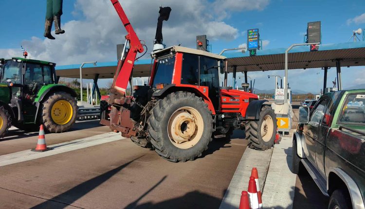 Αιτωλοακαρνανία:-Μπλόκο-επ’-αόριστον-για-όλα-τα-οχήματα-από-τους-αγρότες-στο-Αγγελόκαστρο-–-ertnews.gr