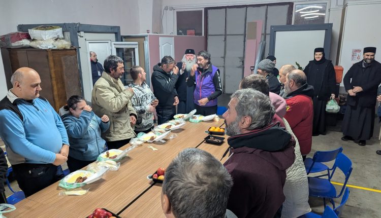 Ο-Μητροπολίτης-Βανάτου-προσέφερε-τρόφιμα-σε-άστεγους