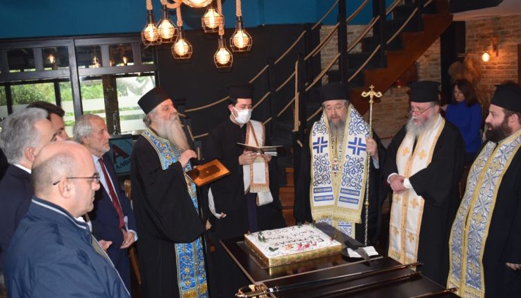 Η-ευλόγηση-της-βασιλόπιτας-του-Παραρτήματος-Ενώσεως-Αποστράτων-Αξιωματικών-Στρατού-από-τον-Μητροπολίτη-Λευκάδος
