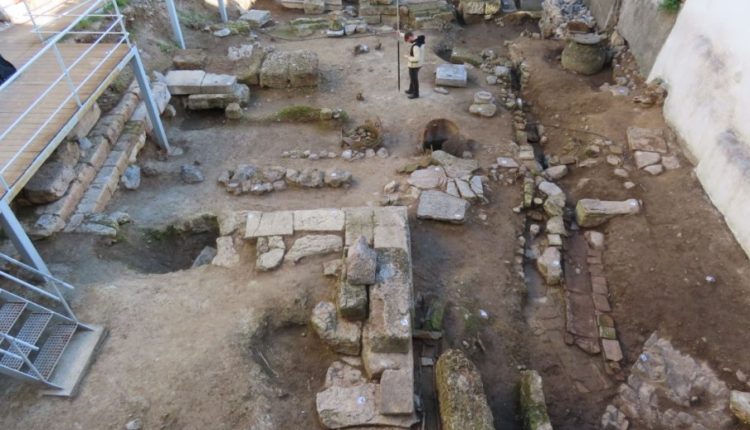 Αναδεικνύονται-οι-αρχαιότητες-της-«Οικίας-Κοκοβίκου»,-στην-Πλάκα