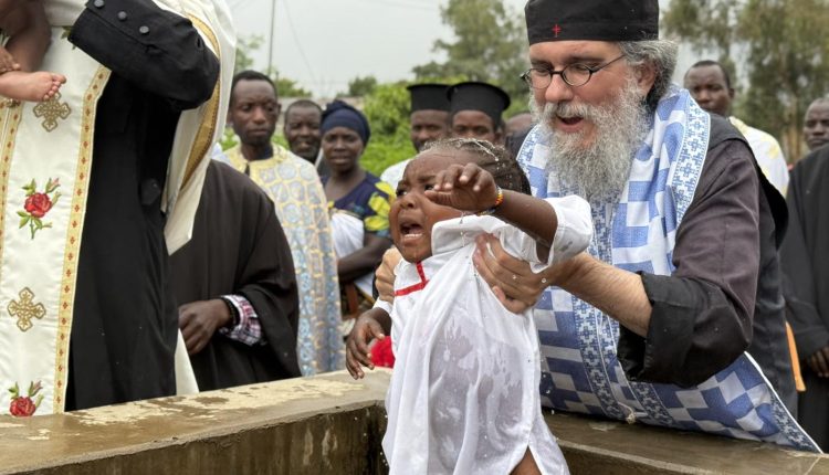 Το-Φως-της-Ορθοδοξίας-απλώνεται-στην-Αφρική:-Ομαδικές-Βαπτίσεις-στην-Μητρόπολη-Αρούσας