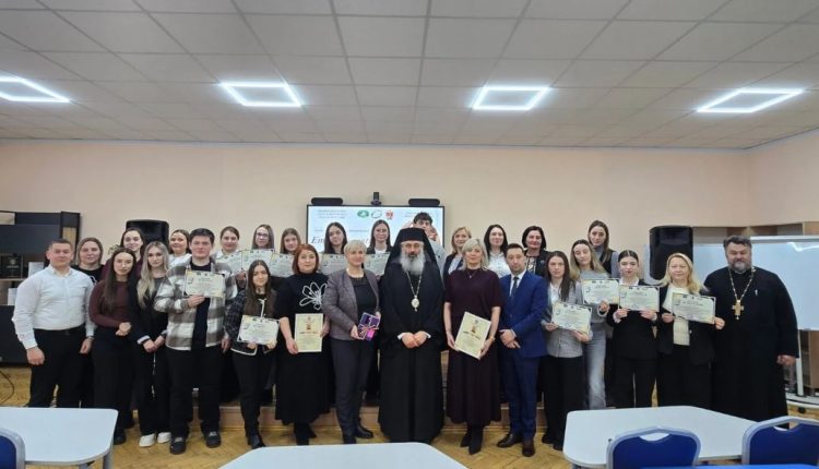 Ο-Επίσκοπος-Μπελκύ-βράβευσε-νέους-που-συμμετείχαν-στον-διαγωνισμό-«Ο-Εμινέσκου-για-τους-σύγχρονους»