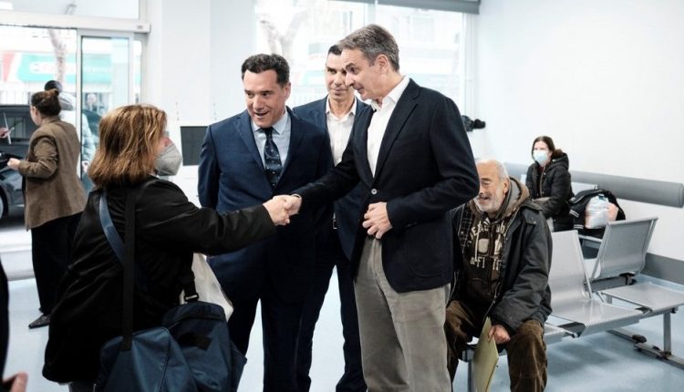 Στα-ανακαινισμένα-ΤΕΠ-του-Ερυθρού-Σταυρού-Κυρ-Μητσοτάκης-και-Άδ.-Γεωργιάδης