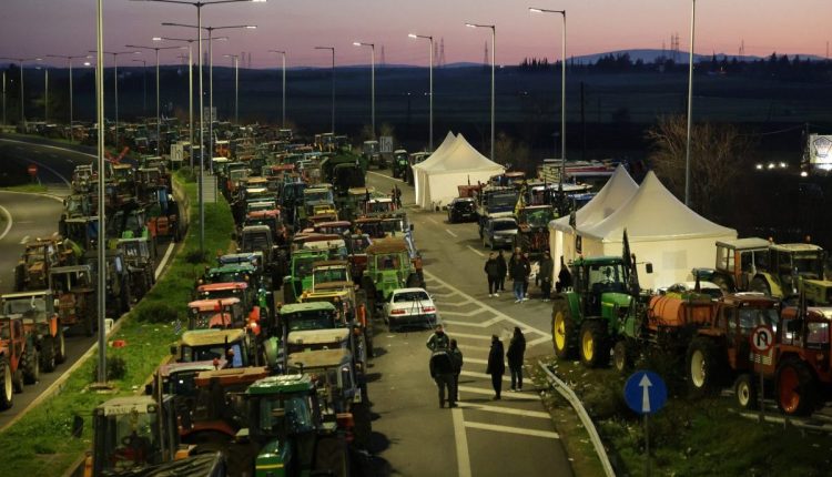 Οι-«σκληροί»-των-μπλόκων-ετοιμάζονται-για-συνάντηση-με-τον-πρωθυπουργό-–-Κλήσεις-σε-δύο-αγρότες-για-παρακώλυση-συγκοινωνιών-–-ertnews.gr